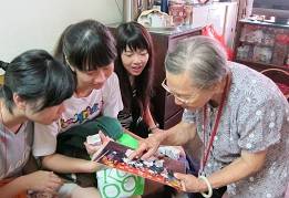 HKU Volunteers Team celebrated the Moon Festival with senior citizens